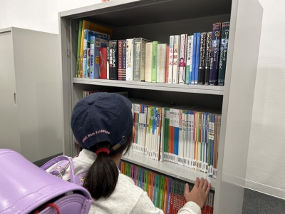 ▲エディック図書の中には学校の教科書や参考書もあり学年問わず閲覧することができます！