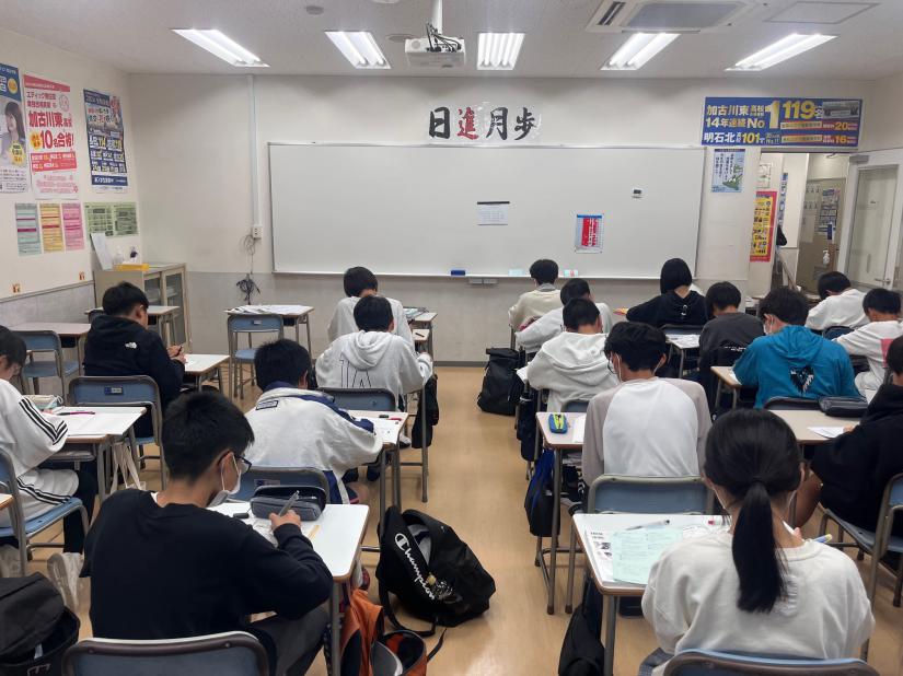 ▲日曜開催の「８時間猛勉強会」の様子（中１）です。