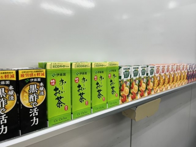 ▲勉強会＋授業で10時間30分エディックにいる中3にはご褒美も…(黒酢は盛り上げ用です。職員がおいしくいただきました！)