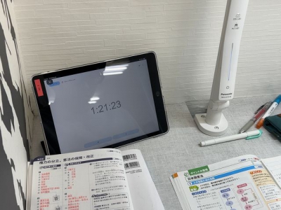 ▲自習室専用のiPadを完備！タイマーだけではなく必要な映像コンテンツをいつでも見れることがエディックの強み！