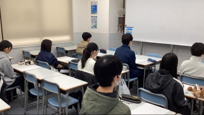 中学生の様子です。毎回のテストに向けて黙想中！ 集中力を高めます！！