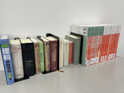 ▲赤本や辞書もいつでも貸し出し可能です！