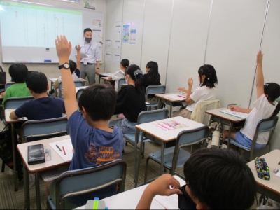 小学生は元気いっぱいに授業を受けています！