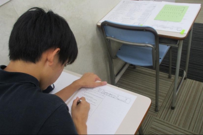 勉強中の中学生。黙々と問題に取り組む集中力が、さすがです。