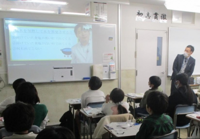 理科実験の一コマ。創造学園では「実際にやってみる」を大事にしています。